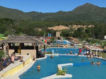 Cómo es el parque acuático que está al borde de la montaña y a menos de una hora de Córdoba