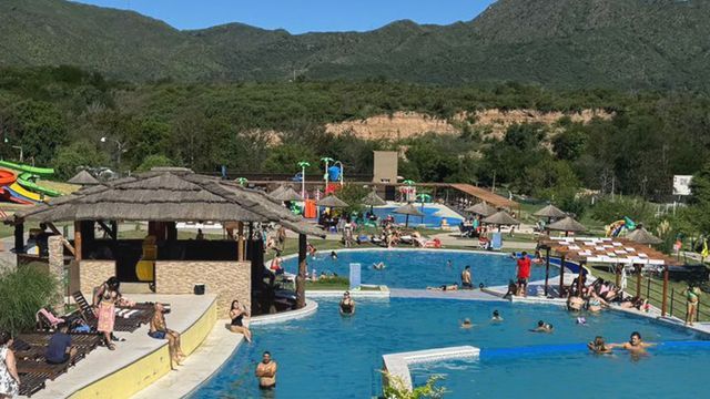 Cómo es el parque al borde de la montaña.
