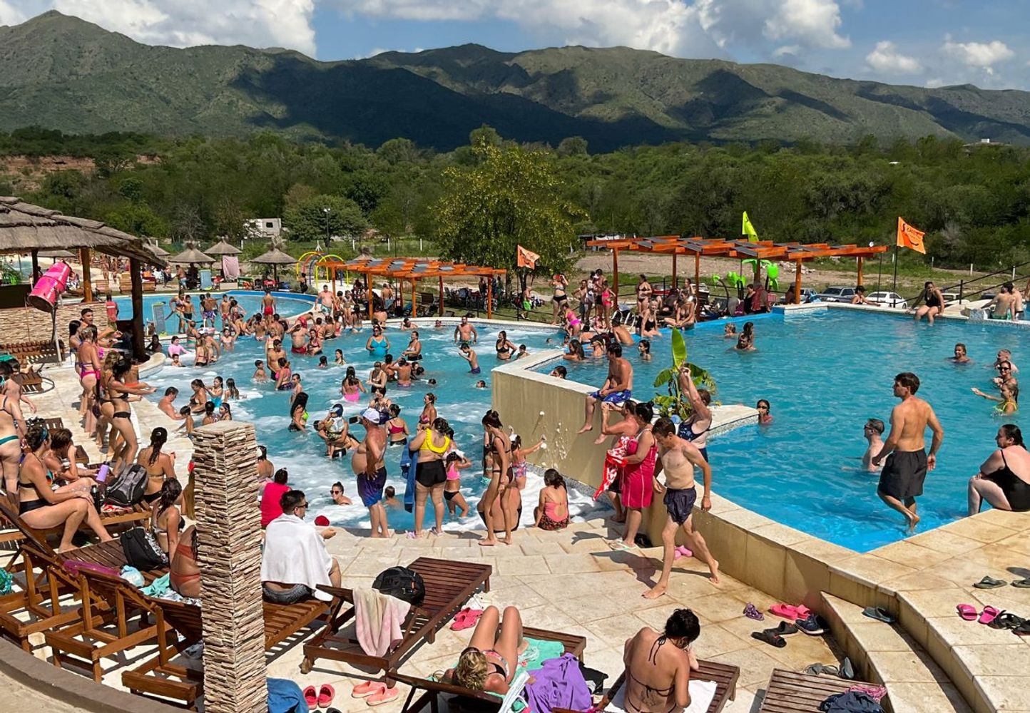 Cómo es el parque al borde de la montaña.