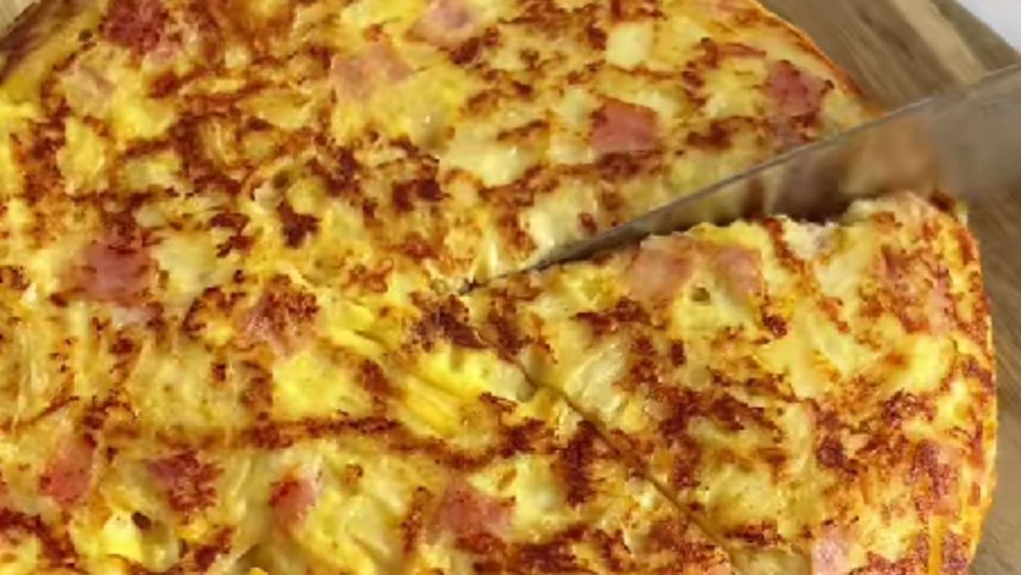 Cómo hacer una tortilla de jamón y queso: la receta para resolver la cena en 15 minutos