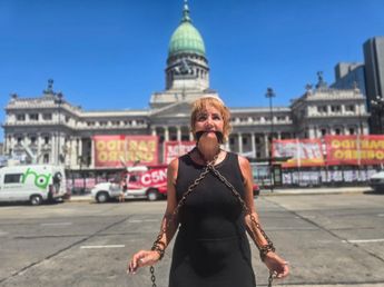 Nancy Pazos se encadenó y amordazó en el Congreso durante la marcha contra la Reforma Laboral