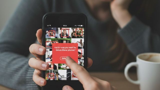 Algunas personas prefieren eliminar todas las fotos del celular y redes sociales cuando terminan una relación.