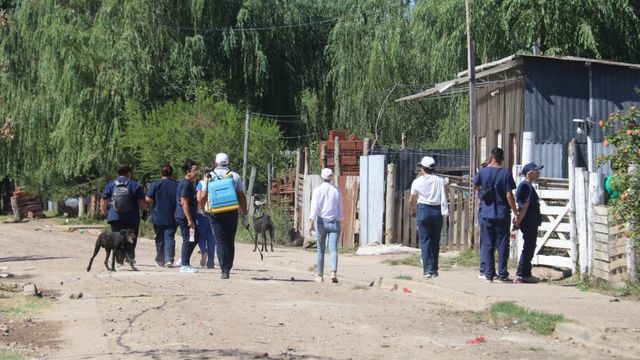 Salud y ambiente en alerta: refuerzan el abordaje sanitario y ambiental casa por casa.