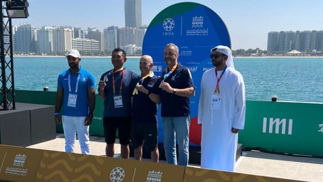 Héctor David, al centro de la imagen, ganó oro en Abu Davi, compitiendo en categoría senior en navegación.