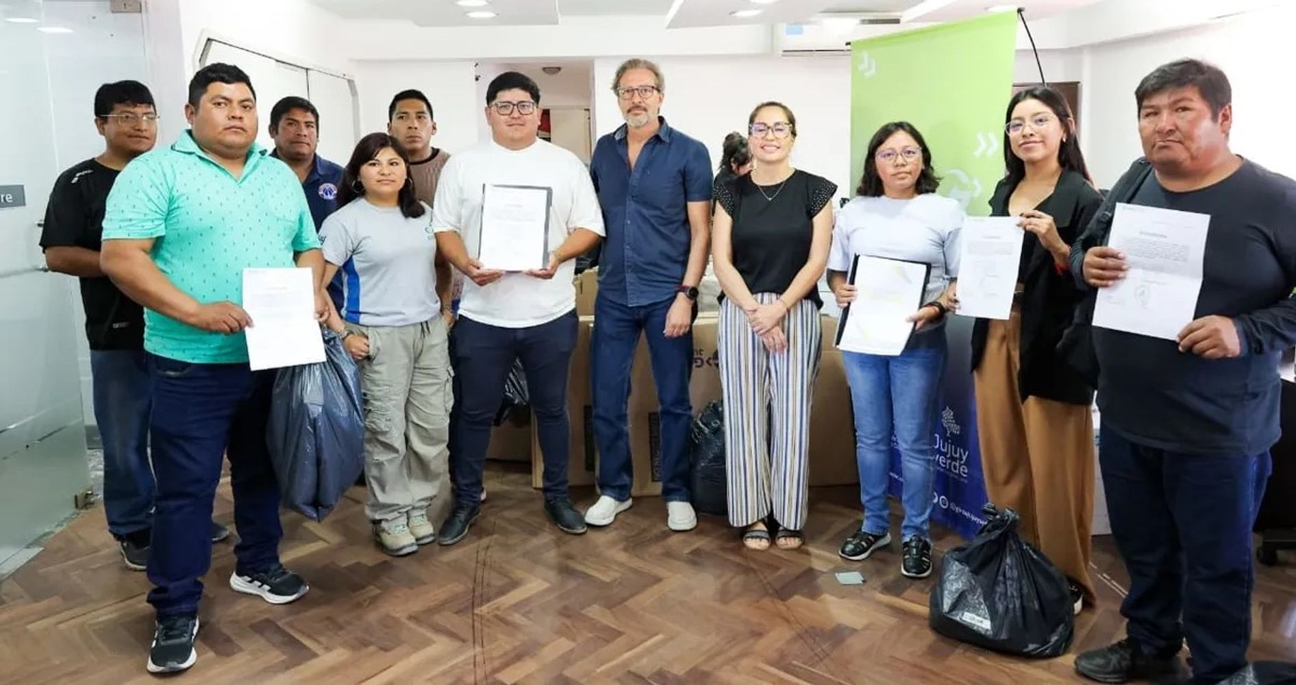 GIRSU S.E. entregó insumos y fortaleció la asistencia técnica a 17 municipios de Jujuy, para optimizar la recolección de residuos sólidos urbanos durante el Carnaval 2026. El ministro Leandro Álvarez (al centro), estuvo presente en la primera entrega.