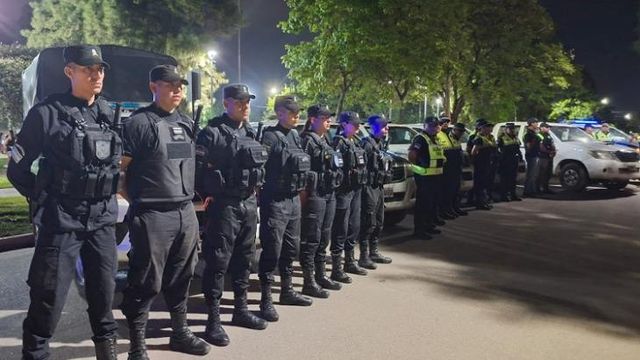 El despliegue incluye recursos de comisarías, Infantería y Motorizada, y apunta a reforzar presencia en horarios de madrugada y nocturnos, con foco en paradas de colectivos y sectores de alta demanda.