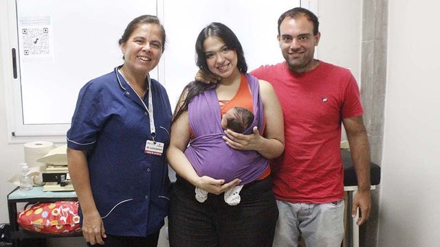 Tras dos semanas en Unidad de Cuidados Intensivos Neonatales, la bebé pasó a Prematuros y recibió el alta junto a su madre.
