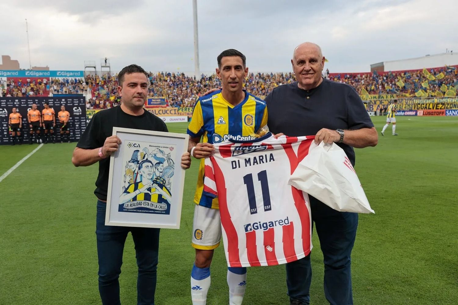Di María, abrazado por UNION de Santa Fe