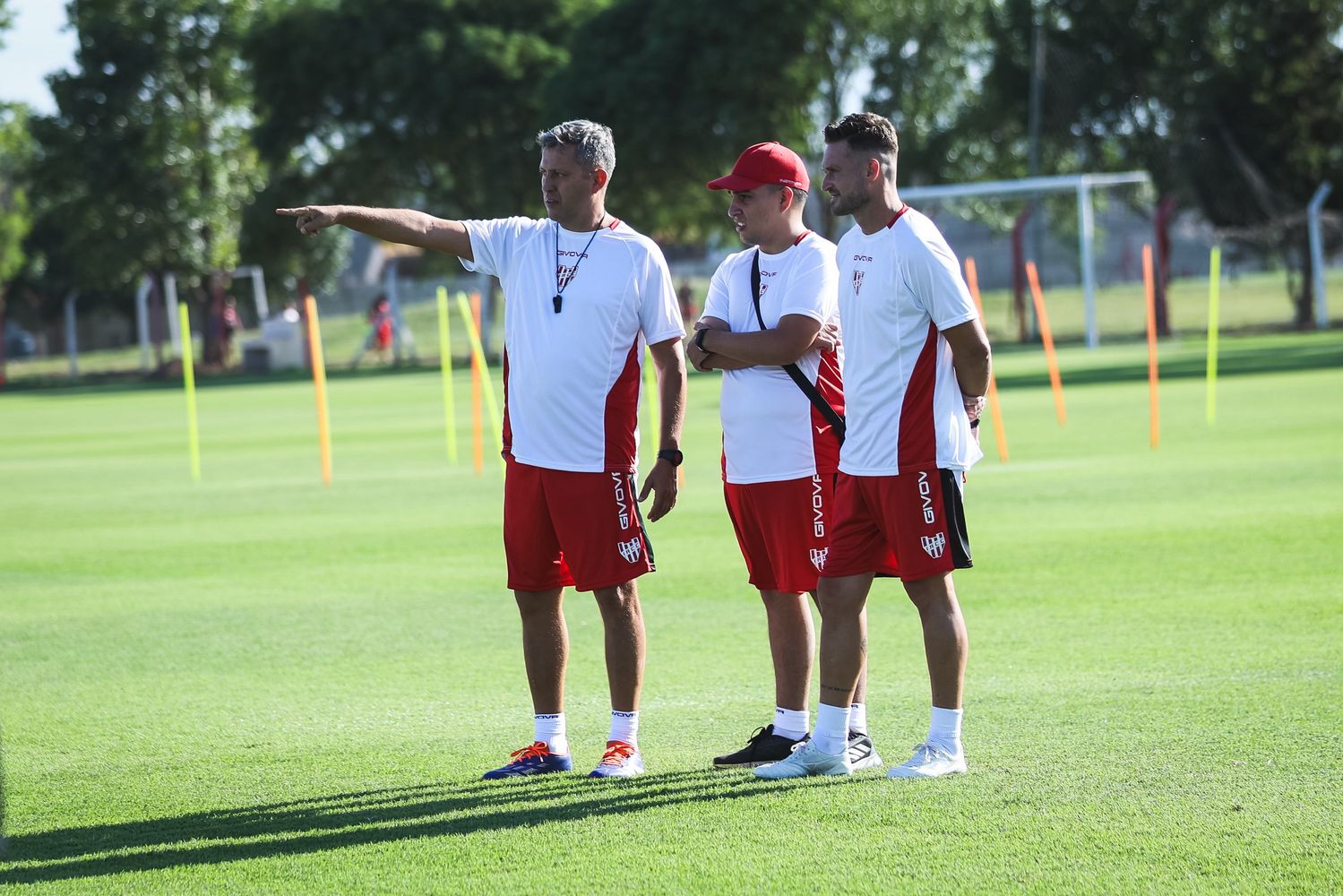 Diego Flores y el flamante cuerpo técnico de Instituto. 