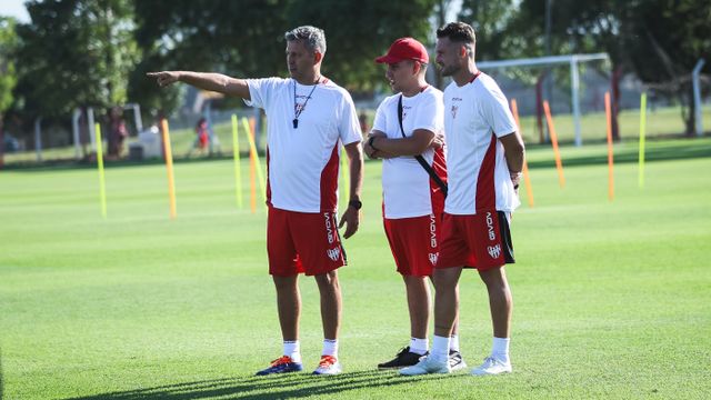 Diego Flores y el flamante cuerpo técnico de Instituto. 