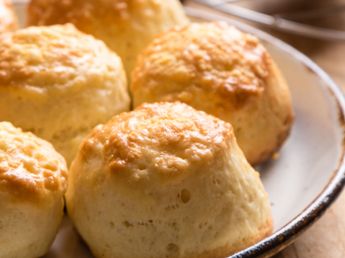 Cómo hacer unos sabrosos scones de queso: la receta liviana y sin harina común