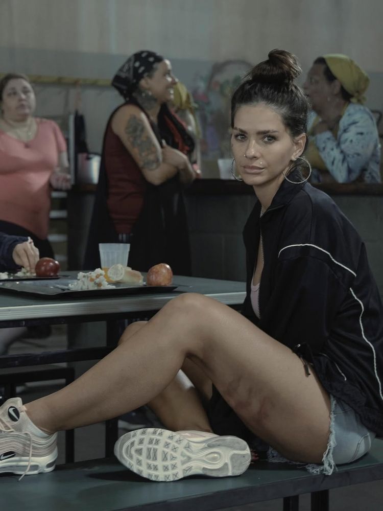 Eugenia "China" Suárez como Nicole García.