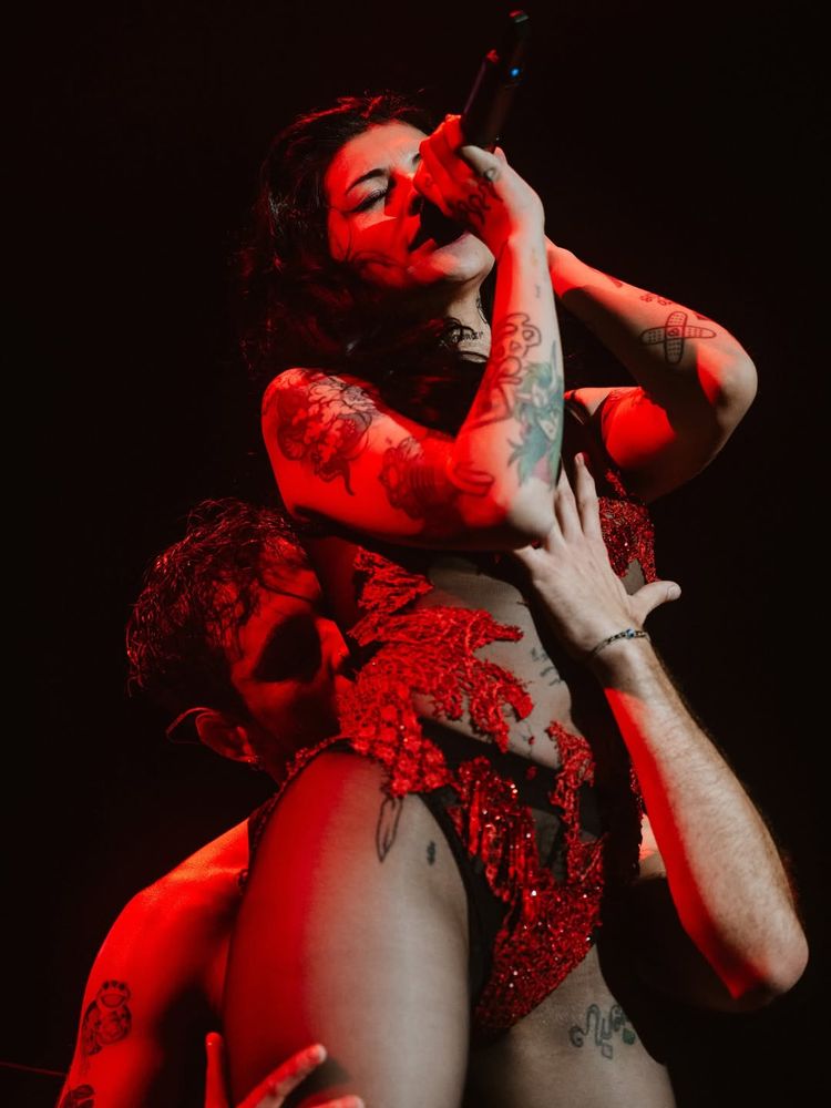 La cantante junto a su bailarín en pleno show.