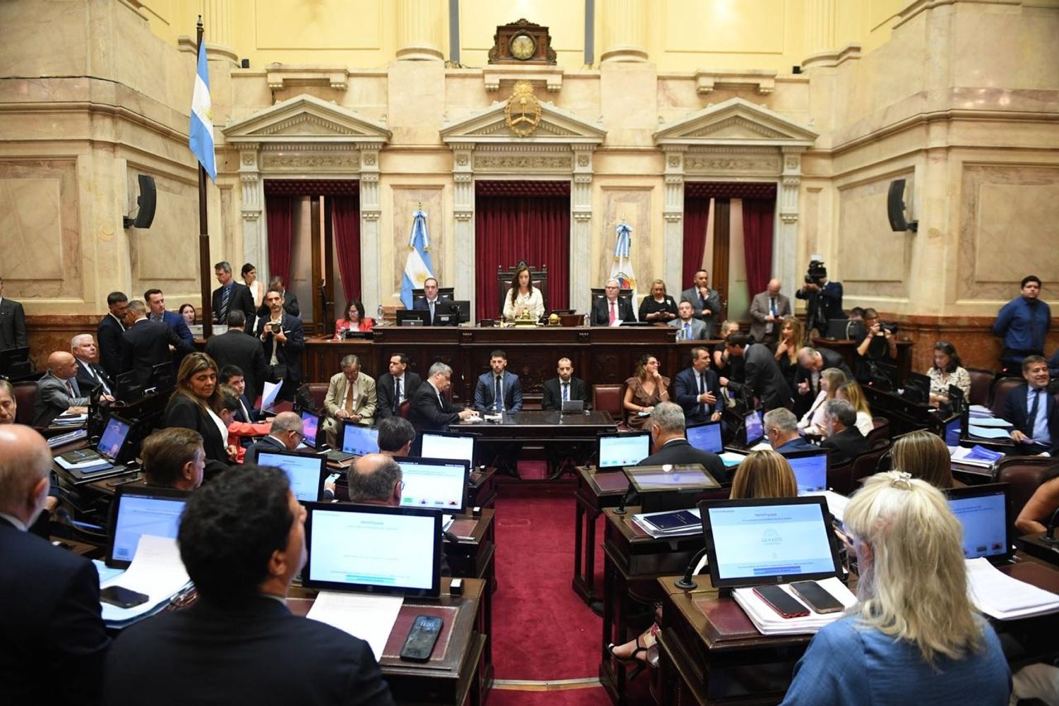 La Cámara de Senadores de la Nación celebró entre miércoles y jueves una sesión pública especial presidida por la vicepresidente de la Nación y titular del Cuerpo, Victoria Villarruel, con el objeto de tratar el proyecto de Ley de Modernización Laboral.