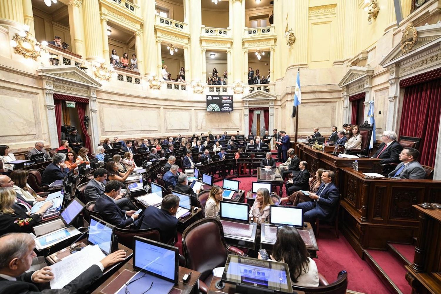Luego de la aprobación en general, tras más de 14 horas de sesión, el pleno del Senado continuó con la votación en particular de los 26 títulos que componen el proyecto de "Modernización laboral".