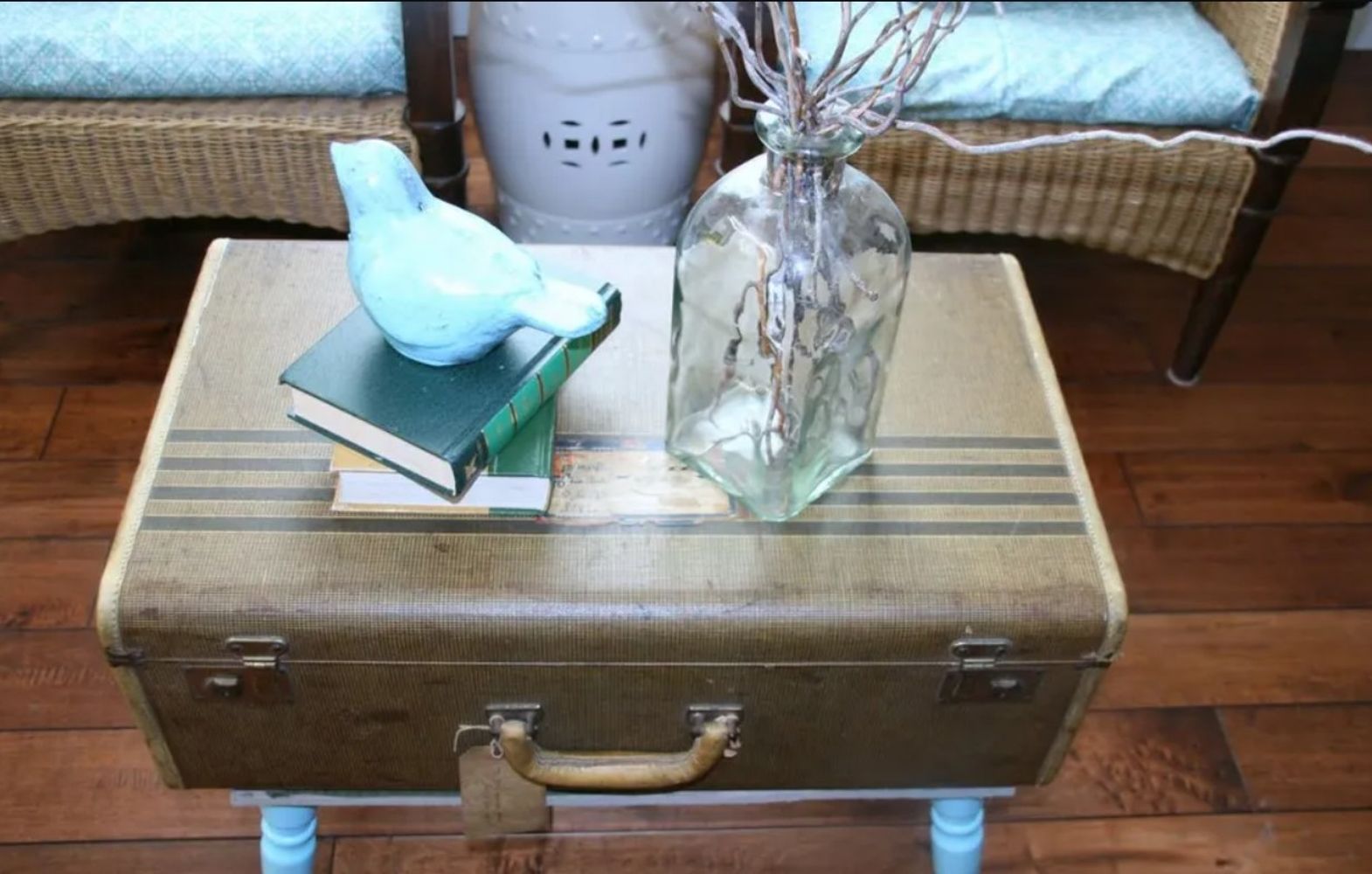 Con algunos materiales básicos, una valija puede convertirse en un baúl vintage ideal para guardar mantas o libros.