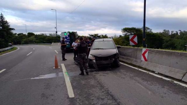 Un automovilista perdió el control e impactó contra el muro en el acceso a Carlos Paz