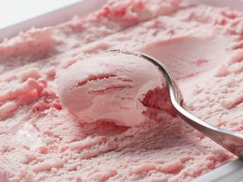 Cómo hacer helado de frutilla casero: la receta con solo 3 ingredientes