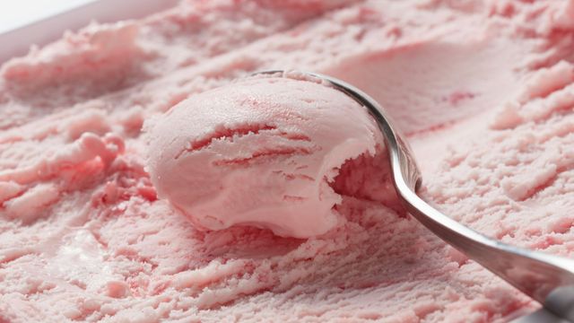 Esta receta de helado de frutillo se hace en simples pasos.