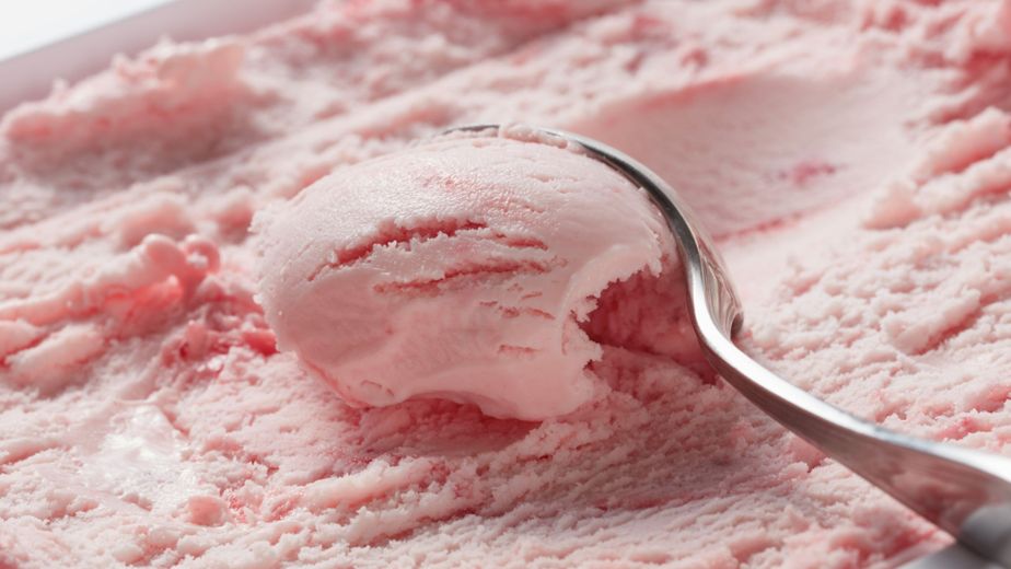 Cómo hacer helado de frutilla casero: la receta con solo 3 ingredientes