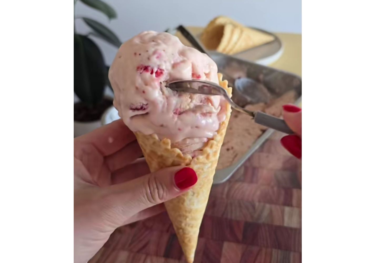 Así queda el helado de frutilla.