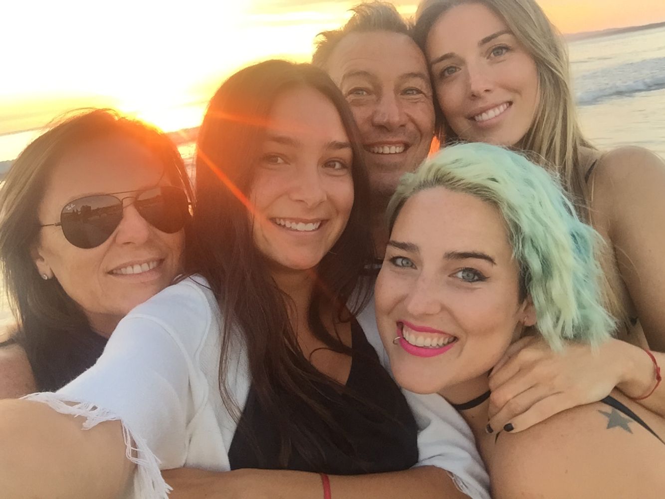 Chino Tapia junto a su esposa, Viviana, y sus hijas