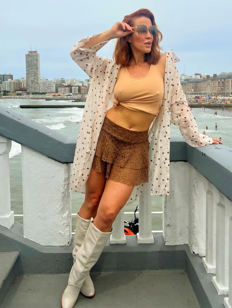 Desde Mar del Plata, Miriam Lanzoni apostó por el color de la temporada y dio cátedra de estilo frente al mar