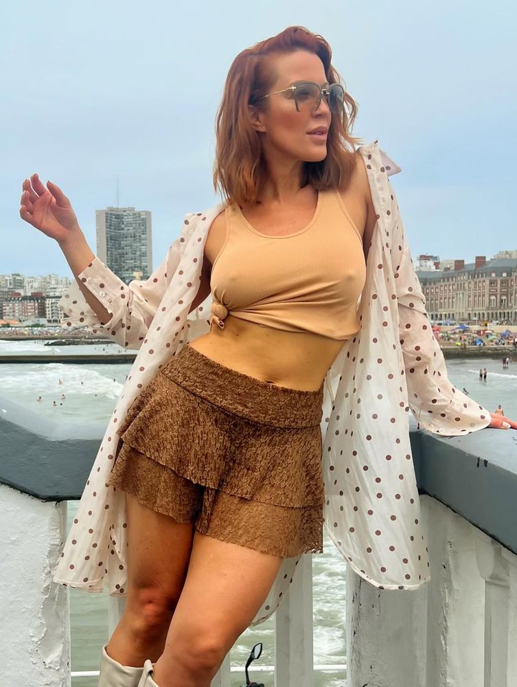 Desde Mar del Plata, Miriam Lanzoni apostó por el color de la temporada y dio cátedra de estilo frente al mar
