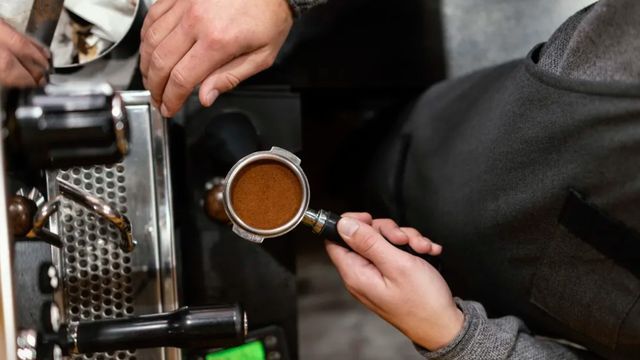 El café solo es una elección cotidiana que, según la psicología, revela rasgos de personalidad específicos