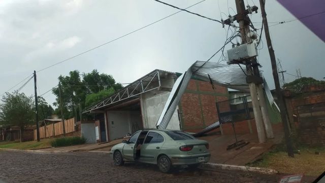 Jardín América: fuertes ráfagas provocaron destrozos, caída de árboles y voladura de techos.