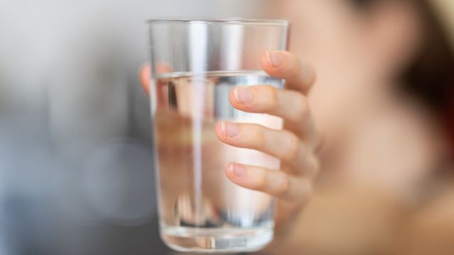 Beber suficiente agua puede ayudar a reducir la inflamación en personas con hígado graso.