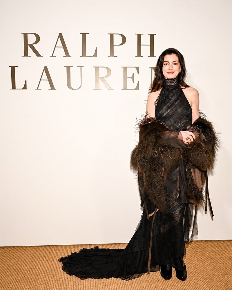 El destape de Anne Hathaway: a sus 43 años, la actriz posó con un jugado look de cuero y desafió todos los límites
