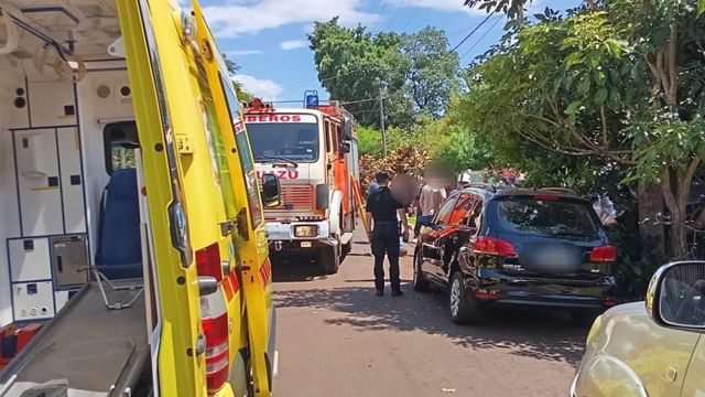Puerto Iguazú: tres personas resultaron lesionadas tras chocar una camioneta contra un árbol.