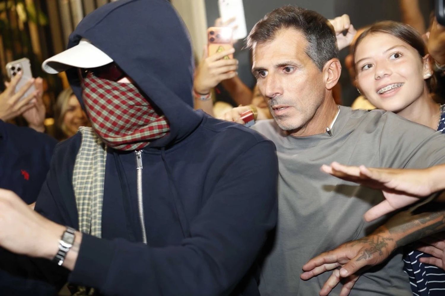 El cantante saludo a algunos de sus fans.