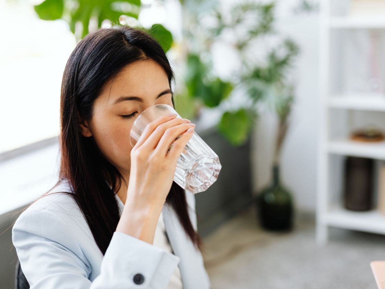 Ocho vasos de agua al día es la recomendación general para apoyar la salud hepática.