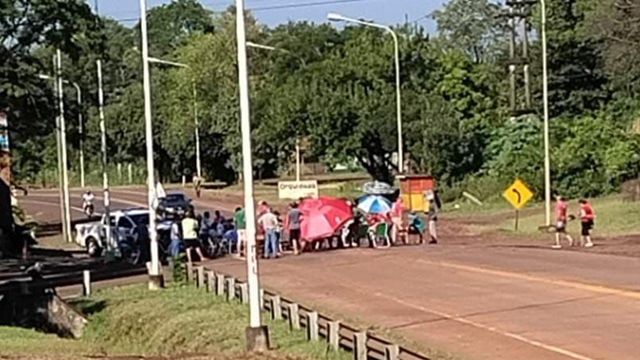 Denuncian que un piquete en Montecarlo impidió el paso de una ambulancia con un paciente oncológico grave.