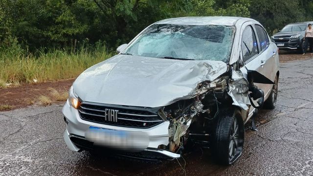 Trágico choque en Gobernador Roca: murieron dos personas tras colisión entre un auto y una moto.