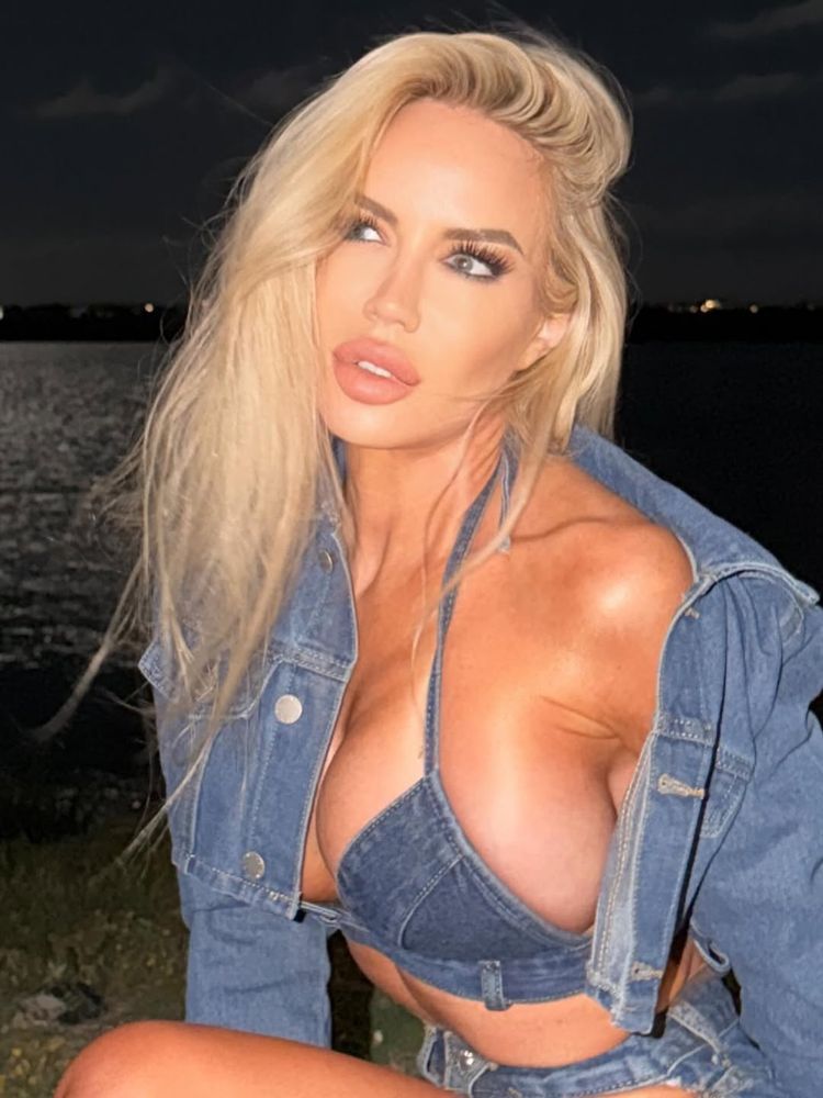 Al borde de la censura, Luciana Salazar apostó por un look total denim ultra diminuto y sorprendió a sus fans