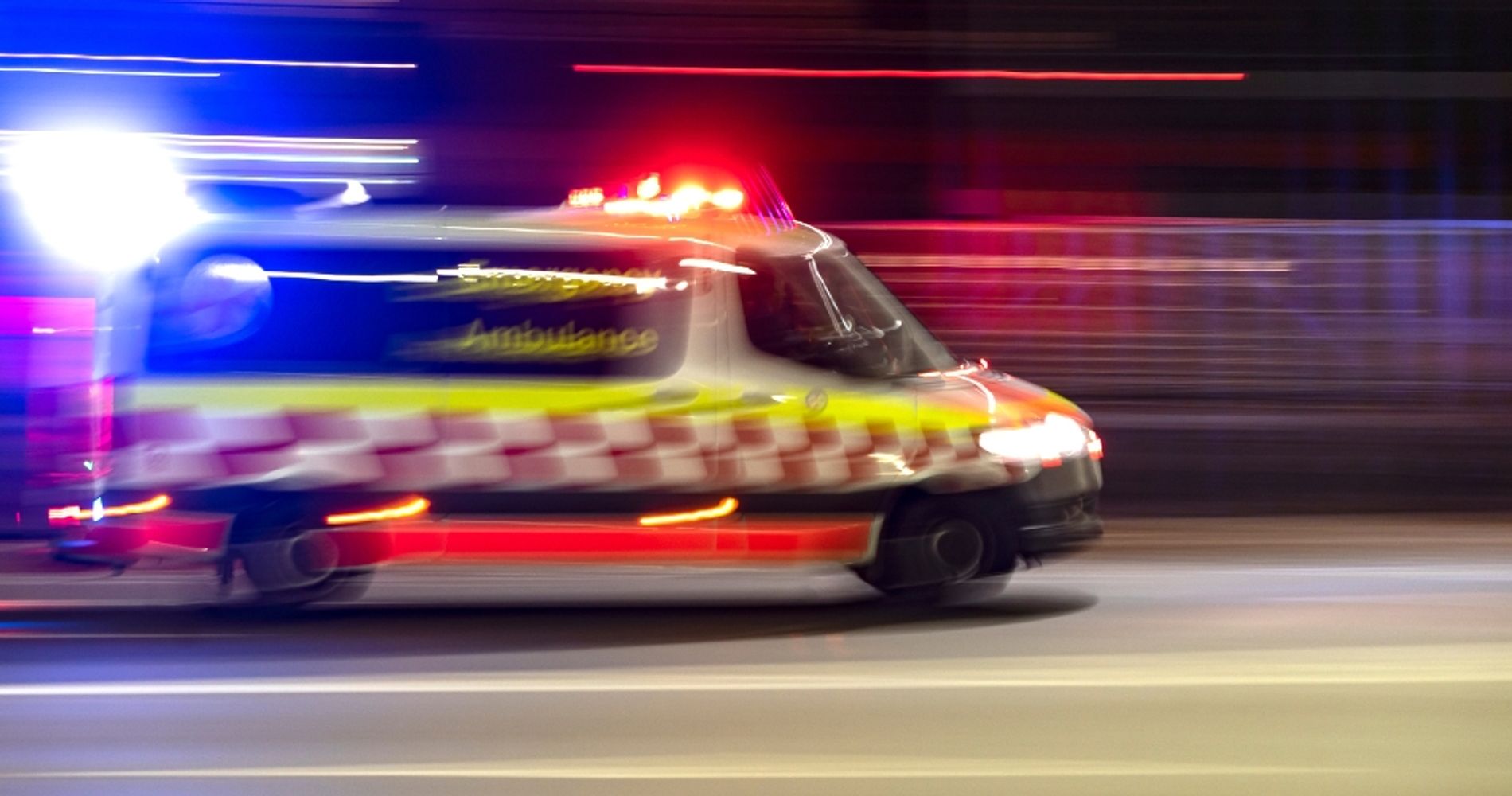 La conductora impactó una ambulancia, que volcó a raíz del siniestro vial.