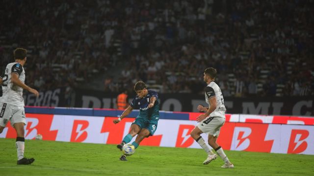 Un amor. Valentín Dávila se tuvo fe desde fuera del área y anotó el segundo para Talleres ante los mendocinos.