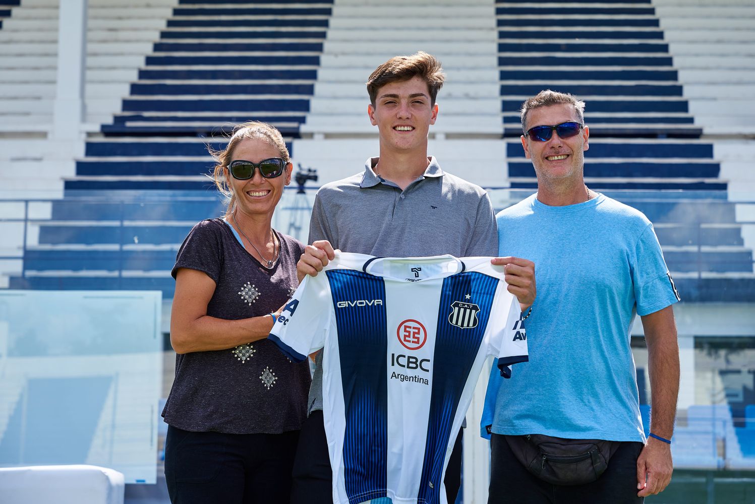 Sheyko Studer tras firmar su contrato profesional con Talleres.