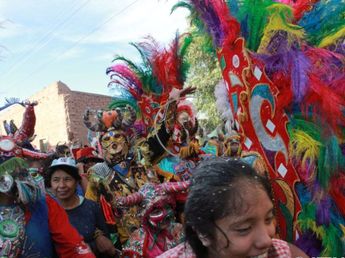 Carnaval en Jujuy: miles de personas acompañaron la "Bajada de los Diablos" en Uquía