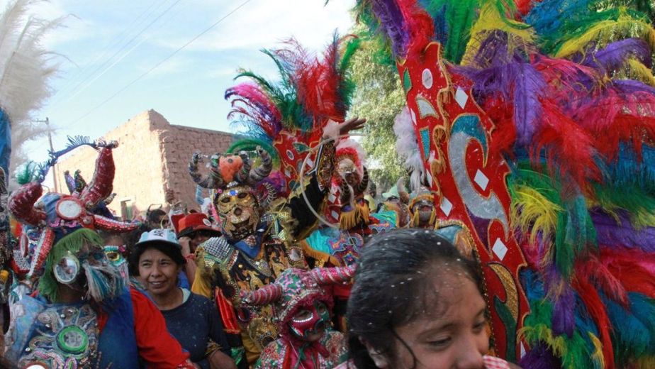 Carnaval en Jujuy: miles de personas acompañaron la "Bajada de los Diablos" en Uquía