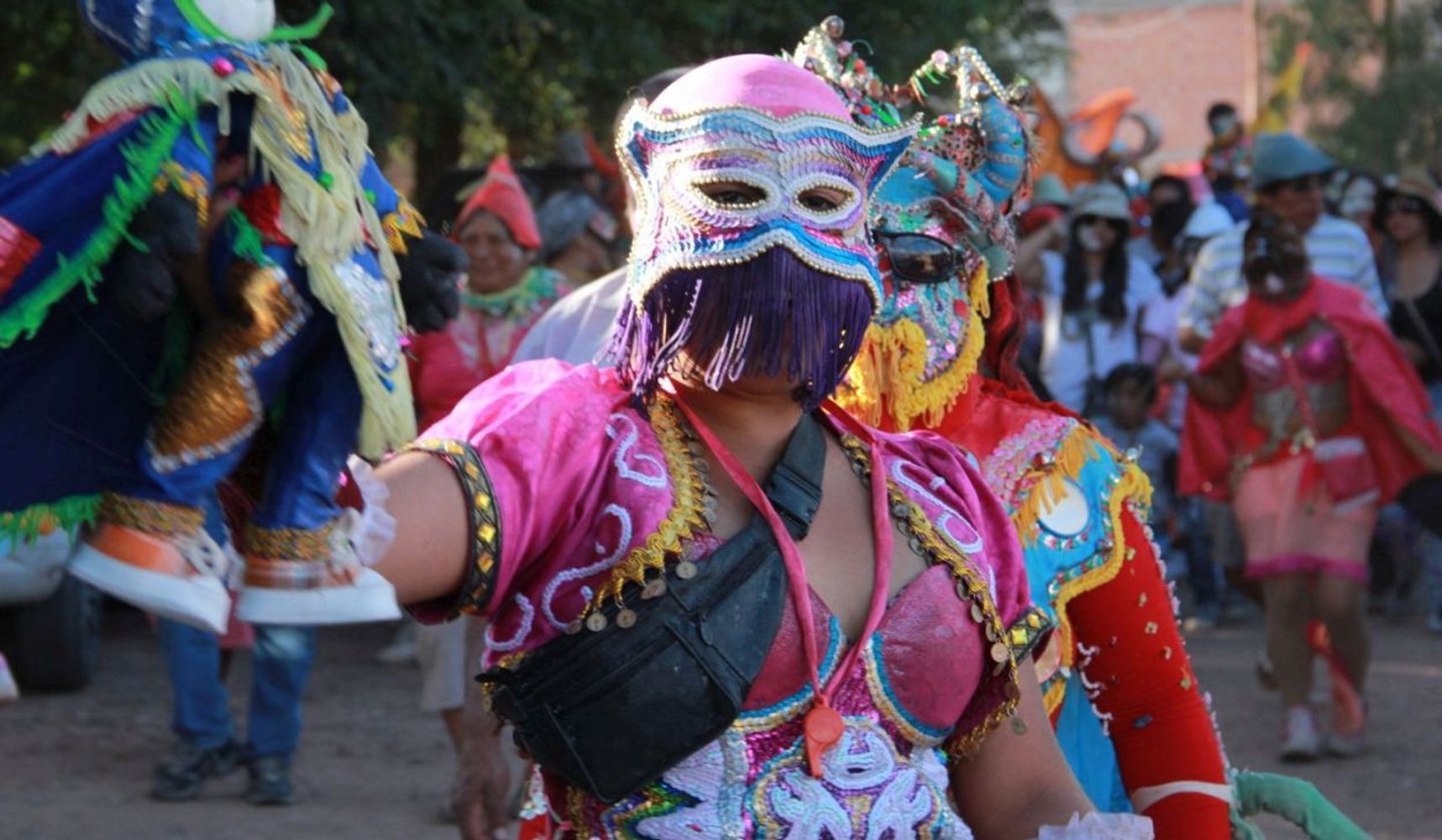 Una integrante de la comparsa "Los Alegres de Uquía" lleva en su manos el Pujllay, que paseará por todo el pueblo a lo largo de los días de carnaval.