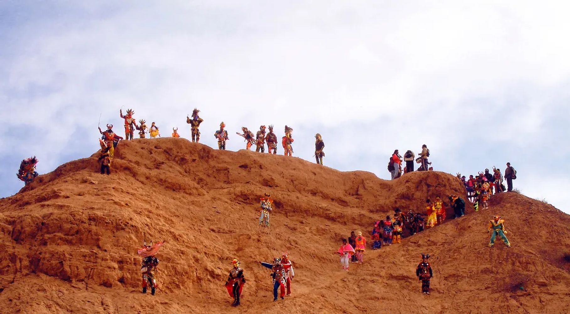 Tradicional postal de cada carnaval en la Quebrada de Humahuaca: la "bajada" de los diablos, en Uquía.
