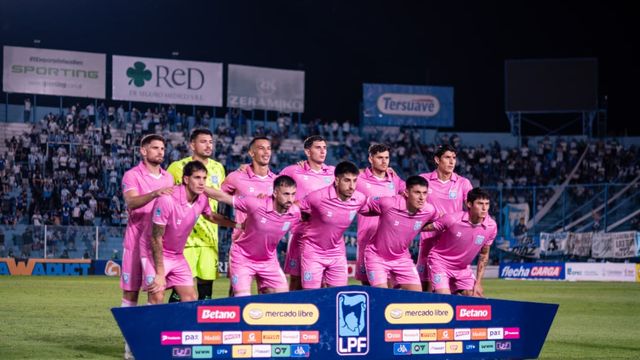 Estudiantes de Río Cuarto estrenó su camiseta rosa en Tucumán