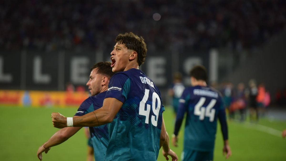 Talleres: goles son amores con Valentín Dávila y su mamá, la incondicional que lo sigue "a todos lados"