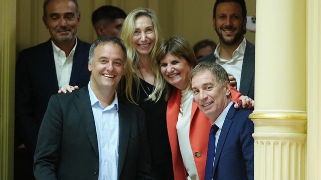 Manuel Adorni, Karina Milei, Patricia Bullrich y Diego Santilli celebran la aprobación de la reforma laboral