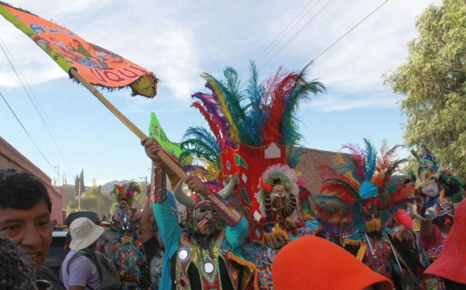 Las callecitas de Uquía son invadidas por una marea de disfrazados, carnavaleros y turistas, después que los "diablos" bajan desde los cerros que circundan el pueblo.