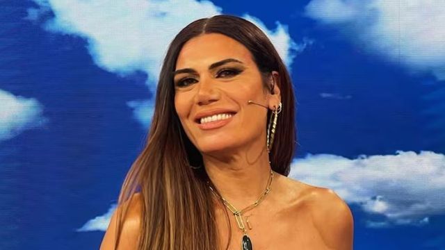 Flor de la V dio cátedra de estilo con un vestido bicolor y lo combinó con los accesorios tendencia de verano
